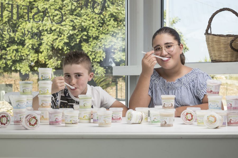 Bambini durante una degustazione