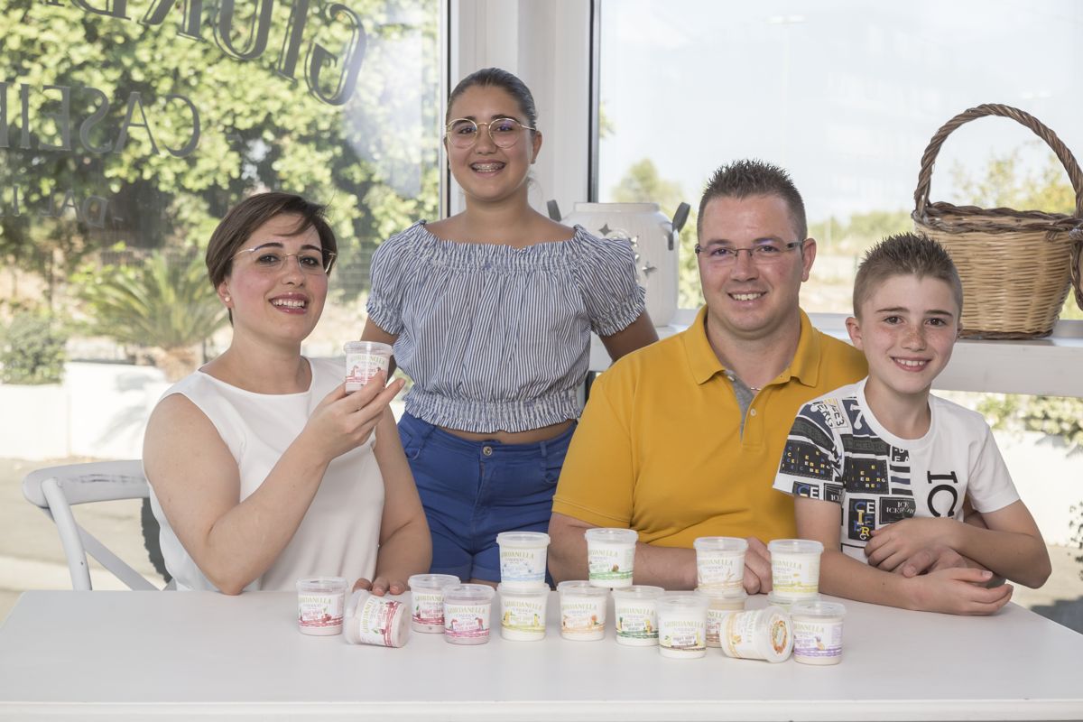 La famiglia Giurdanella con i propri prodotti